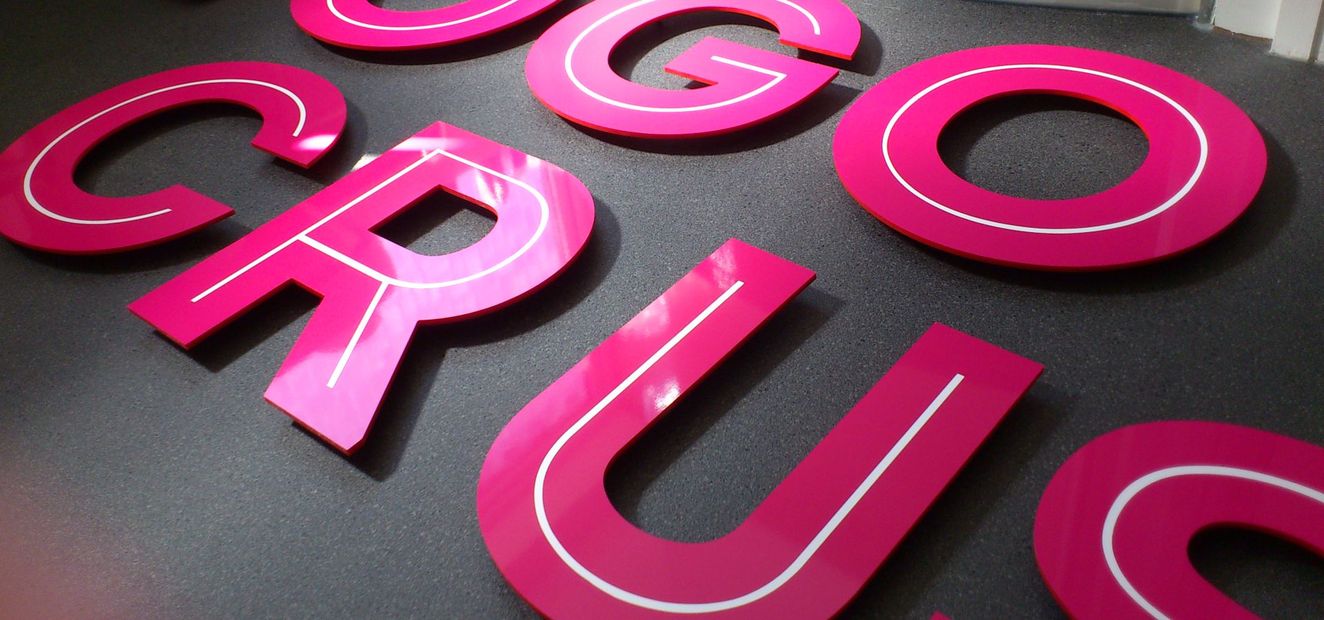 3D logo a nápis z farebného plexiskla