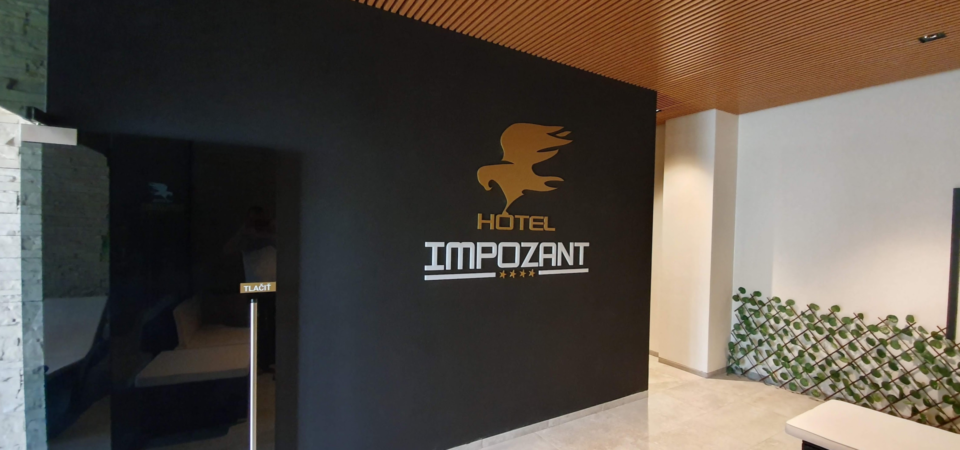 3D logo na stene