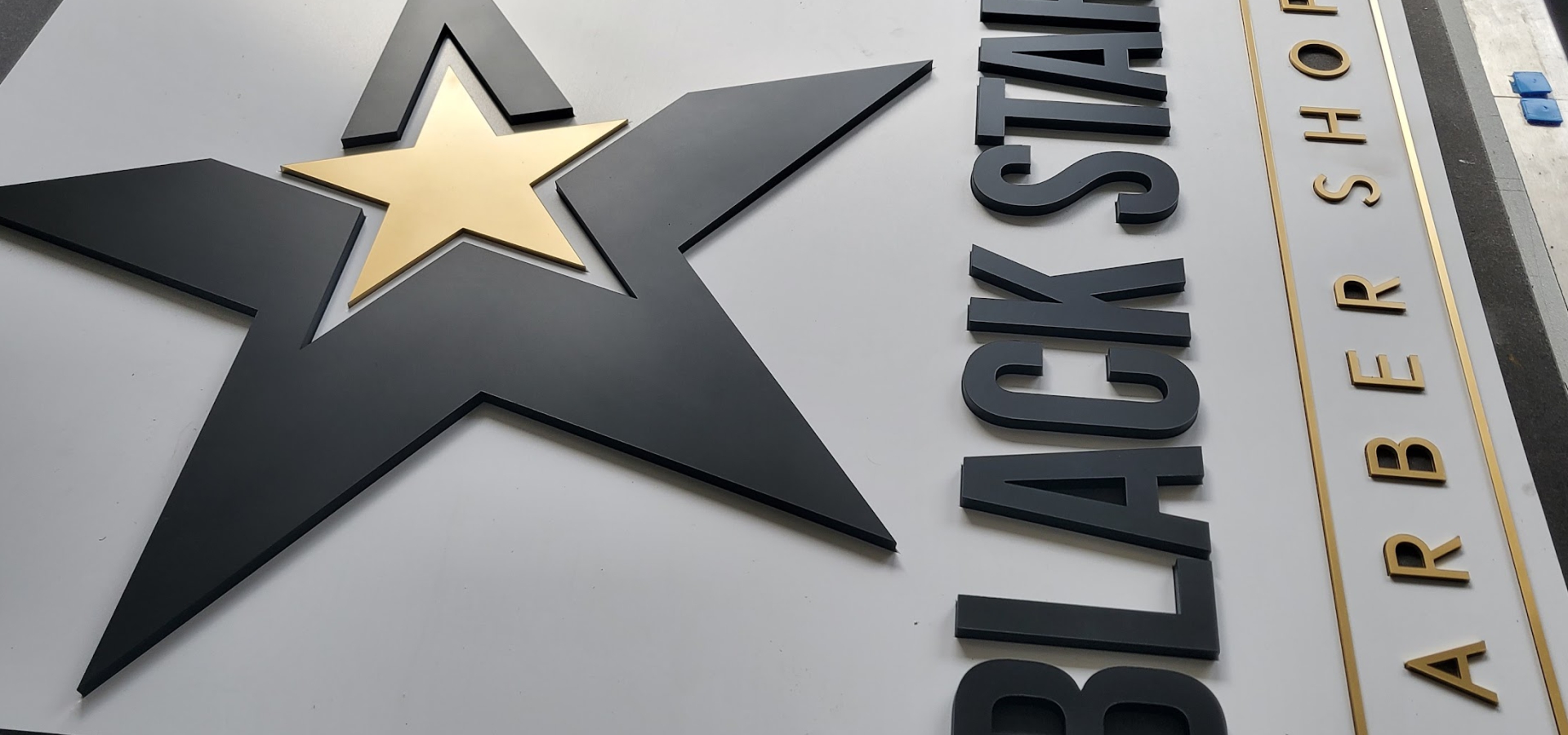 Matné čierno zlaté 3D logo
