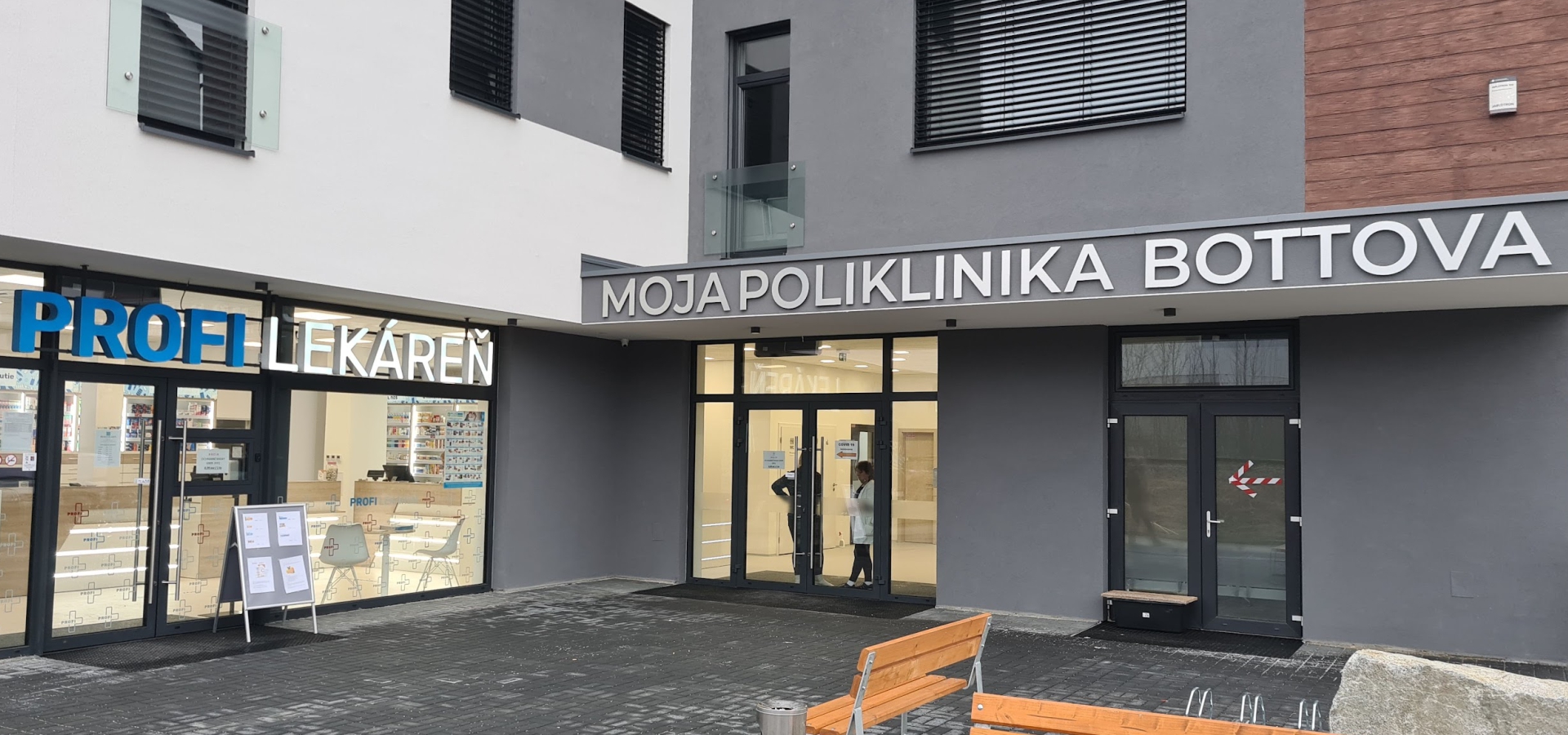 Kazetový nápis Lekáreň s označením polikliniky v brúsenom hliníku